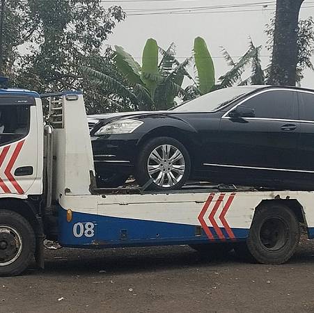 Melayani evakuasi kendaraan akibat kecelakaan lalu lintas