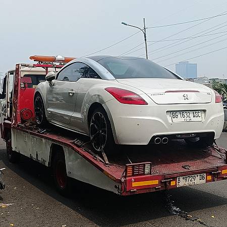 Melayani pengiriman kendaraan touring, termasuk motor gede (moge)